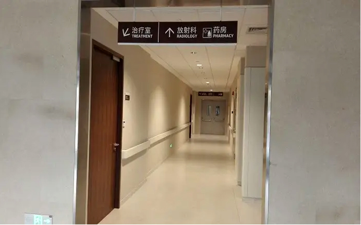 病房钢质门带玻璃的图