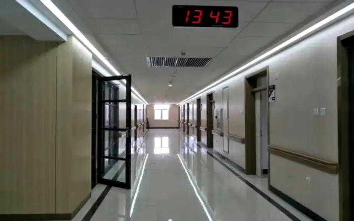 病房卫生间门是什么做的