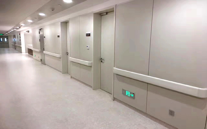 病房的门该不该上锁了呢